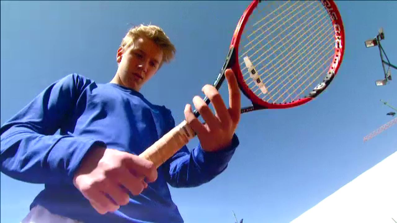 MINUNEA BLONDA din tenisul romanesc. La 14 ani ii calca pe urme lui Ilie Nastase si e olimpic la scoala: