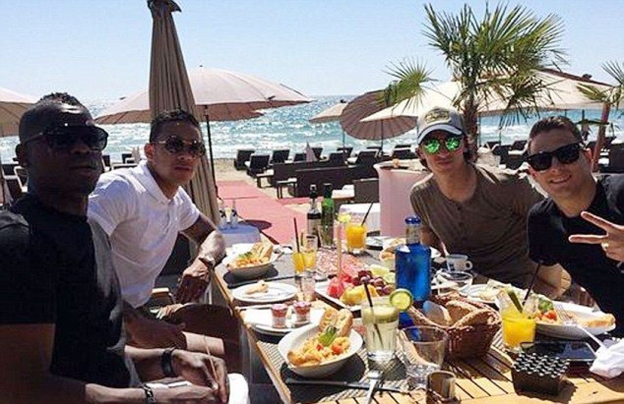 Dupa o vacanta de lux in Ibiza, noul star al lui Man United a ajuns in Anglia cu avionul privat. FOTO de la sosirea lui Depay_1