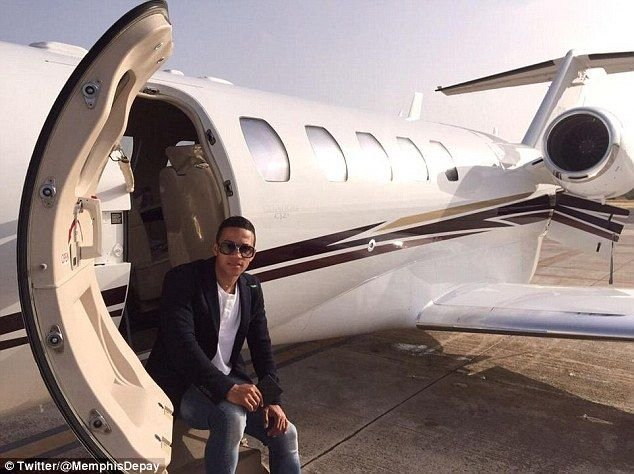 Dupa o vacanta de lux in Ibiza, noul star al lui Man United a ajuns in Anglia cu avionul privat. FOTO de la sosirea lui Depay_2