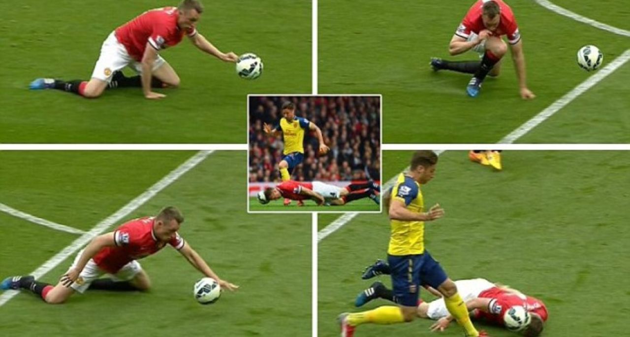 Cel mai bizar tackling din Premier League in 2015! Ce a incercat sa faca Phil Jones in fata lui Giroud. FOTO_1