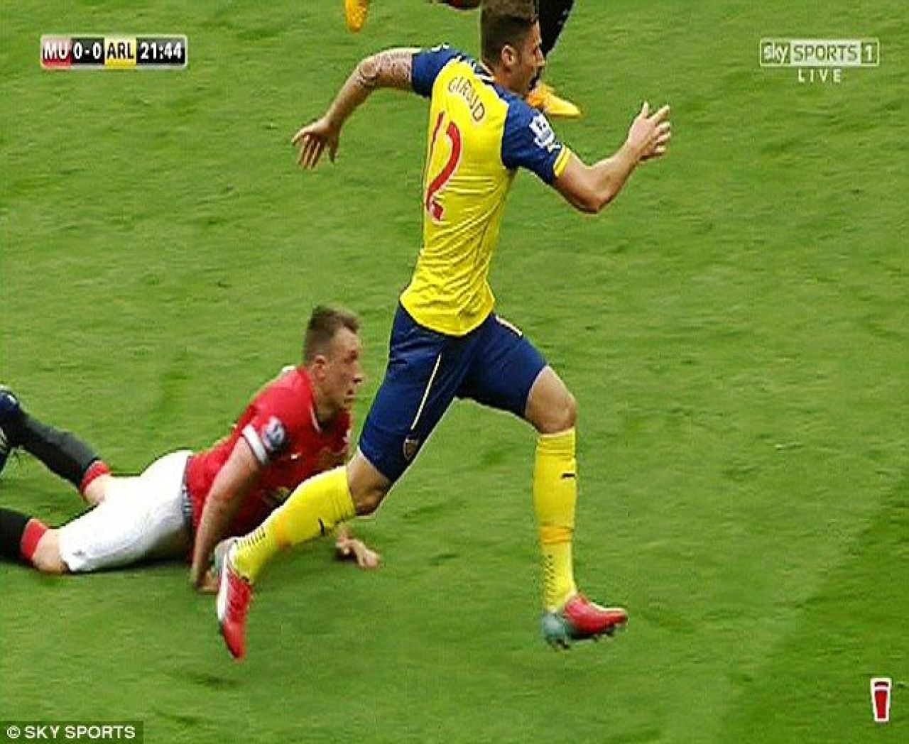 Cel mai bizar tackling din Premier League in 2015! Ce a incercat sa faca Phil Jones in fata lui Giroud. FOTO_2