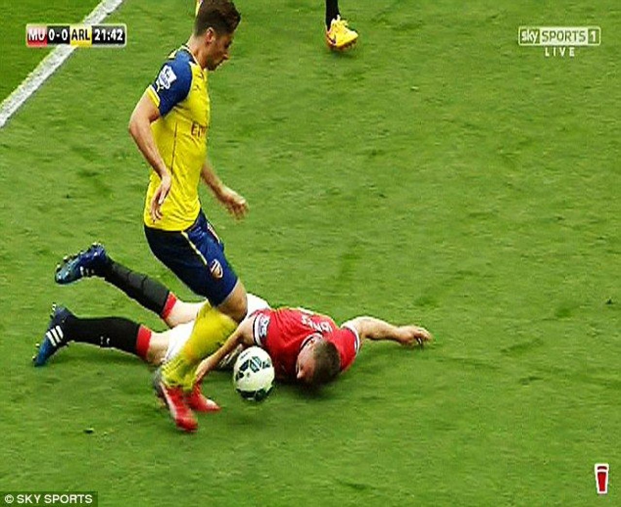 Cel mai bizar tackling din Premier League in 2015! Ce a incercat sa faca Phil Jones in fata lui Giroud. FOTO_3