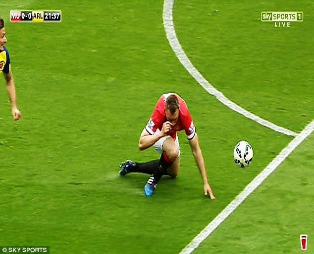 Cel mai bizar tackling din Premier League in 2015! Ce a incercat sa faca Phil Jones in fata lui Giroud. FOTO_4