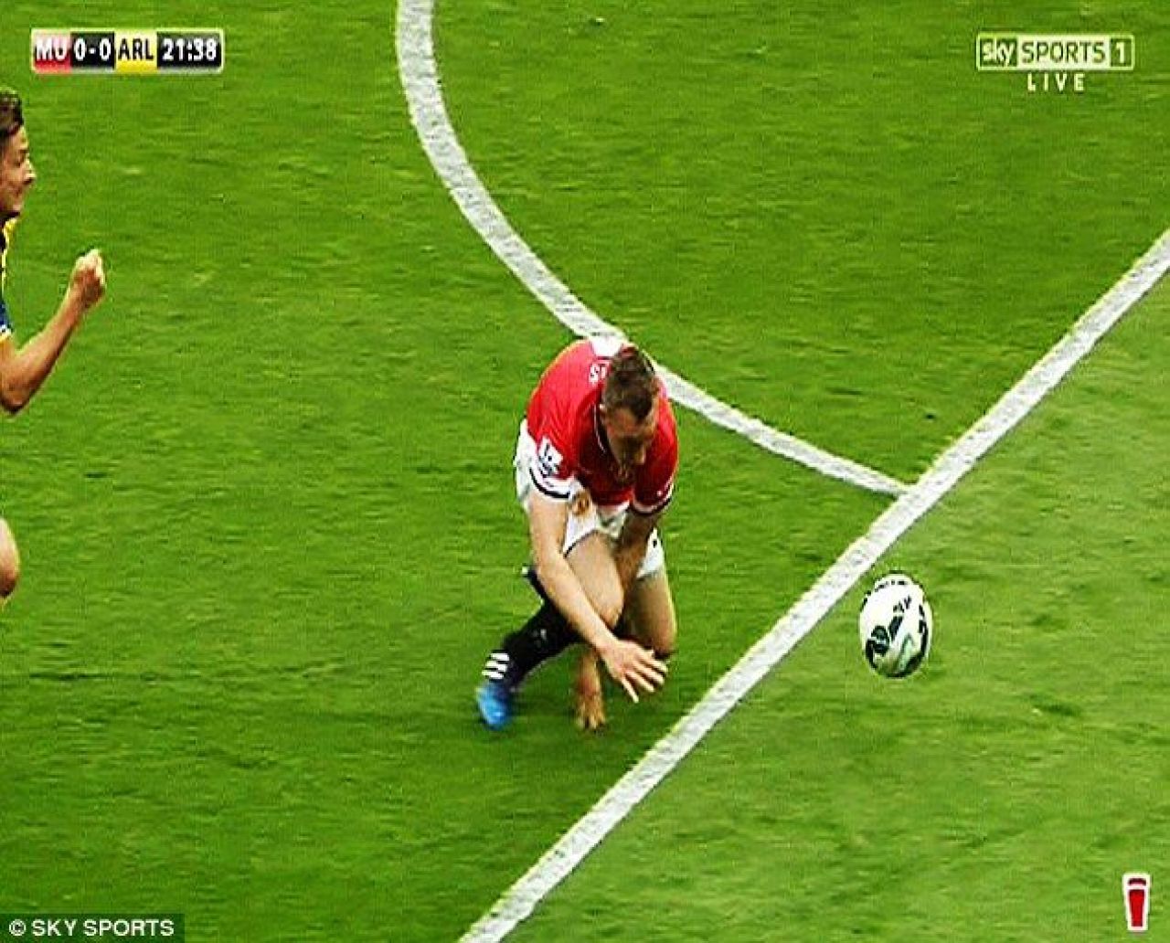 Cel mai bizar tackling din Premier League in 2015! Ce a incercat sa faca Phil Jones in fata lui Giroud. FOTO_5