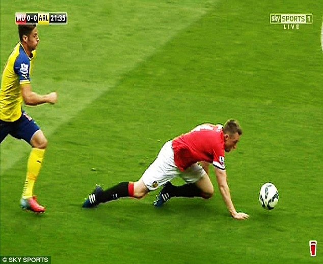Cel mai bizar tackling din Premier League in 2015! Ce a incercat sa faca Phil Jones in fata lui Giroud. FOTO_6