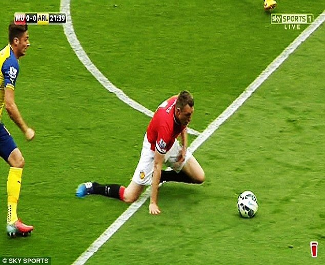 Cel mai bizar tackling din Premier League in 2015! Ce a incercat sa faca Phil Jones in fata lui Giroud. FOTO_7