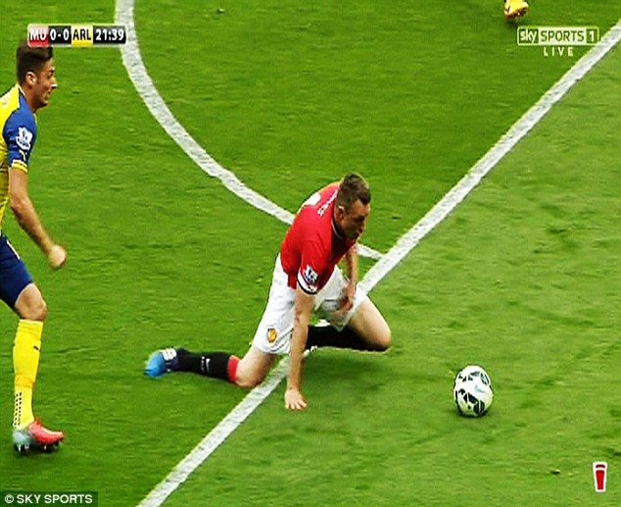 Cel mai bizar tackling din Premier League in 2015! Ce a incercat sa faca Phil Jones in fata lui Giroud. FOTO_7