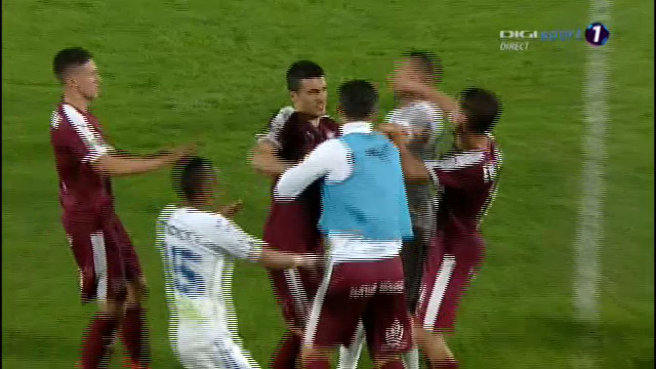Scene INCREDIBILE in Giulesti! Sandoi, SCUIPAT dupa finalul meciului. Lupta generala! Cartu si Sapunaru, tinuti de 5 oameni_4