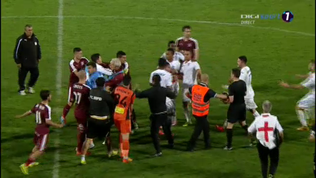 Scene INCREDIBILE in Giulesti! Sandoi, SCUIPAT dupa finalul meciului. Lupta generala! Cartu si Sapunaru, tinuti de 5 oameni_5