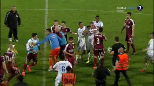 Scene INCREDIBILE in Giulesti! Sandoi, SCUIPAT dupa finalul meciului. Lupta generala! Cartu si Sapunaru, tinuti de 5 oameni_6