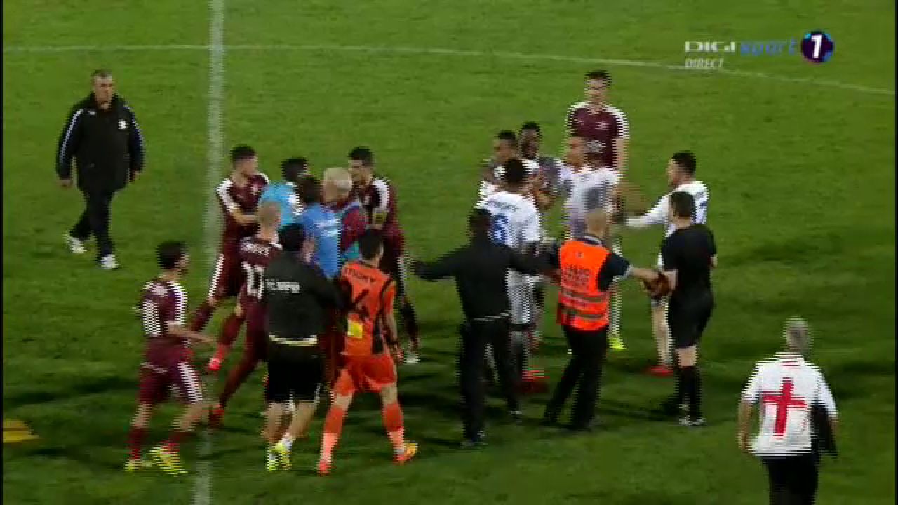 Scene INCREDIBILE in Giulesti! Sandoi, SCUIPAT dupa finalul meciului. Lupta generala! Cartu si Sapunaru, tinuti de 5 oameni_7