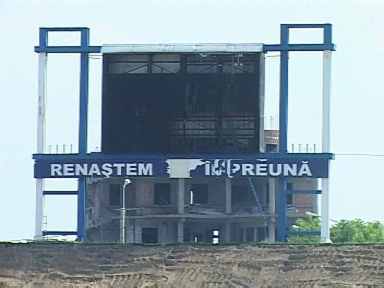 NOI VREM PAMANT! Imaginea zilei in Romania. Fanii Craiovei au venit cu lopetile si sacosa sa ia gazonul de pe Oblemenco_5