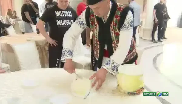 VIDEO: Ciobanul din ring, in actiune la mall! A cucerit-o pe Printesa Lia cu branza adusa de la Coarnele Caprei! Gala invingatorilor e in seara asta la Sport.ro, 20:00