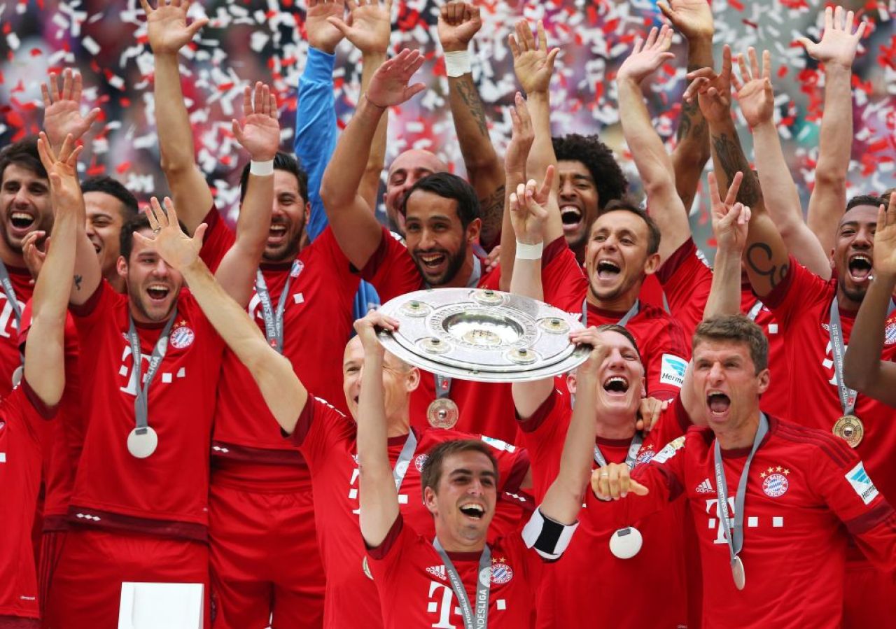 Galerie FOTO | Bayern a primit titlul de campioana dupa victoria cu Mainz! Iertat dupa gafa din semifinala cu Barca, Boateng l-a udat pana la piele pe Guardiola :)_1