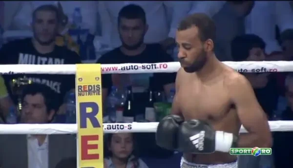 Cristi Spetcu il bate pe francezul Suliman Vazeilles. Acesta din urma s-a accidentat la picior si nu a mai putut sa continue