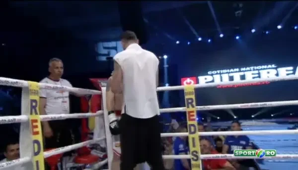 Vikingul Amansio Paraschiv il nimiceste pe Hirachidine Saindou. Amansio i-a spart arcade lui Saindou, care a fost cusut in ring