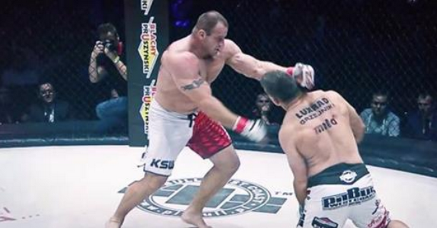 KO socant reusit de cel mai puternic om din lume! Rar vezi o lovitura atat de puternica! Cum a lovit Pudzianowski - VIDEO