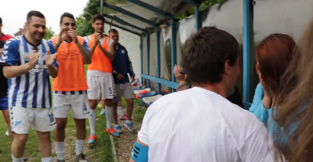 Moment SENZATIONAL pe un teren de fotbal! Un jucator din Romania si-a cerut iubita in casatorie dupa ce a dat gol. VIDEO&nbsp;