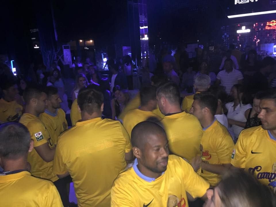 Ce au facut stelistii dupa ce au castigat titlul 26? La 12 noaptea erau la Iasi, cateva ore mai tarziu erau in CLUB in Bucuresti_6
