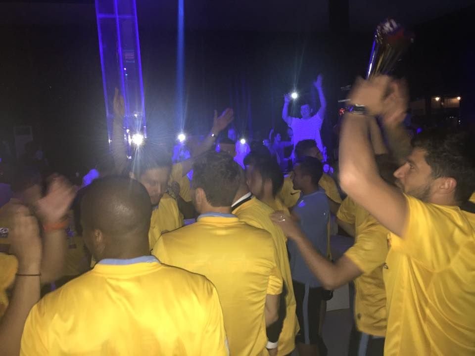 Ce au facut stelistii dupa ce au castigat titlul 26? La 12 noaptea erau la Iasi, cateva ore mai tarziu erau in CLUB in Bucuresti_11