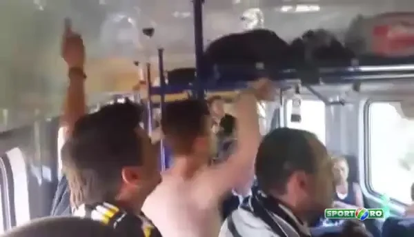 Fanii lui U Cluj isi fac in drum spre Bucuresti incalzirea pentru meciul cu Steaua.