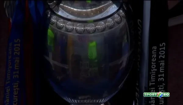 Meciul de Legenda, inaintea finalei Cupei Romaniei. Fotografia de colectie pentru acesti fani in fata unor nume uriase