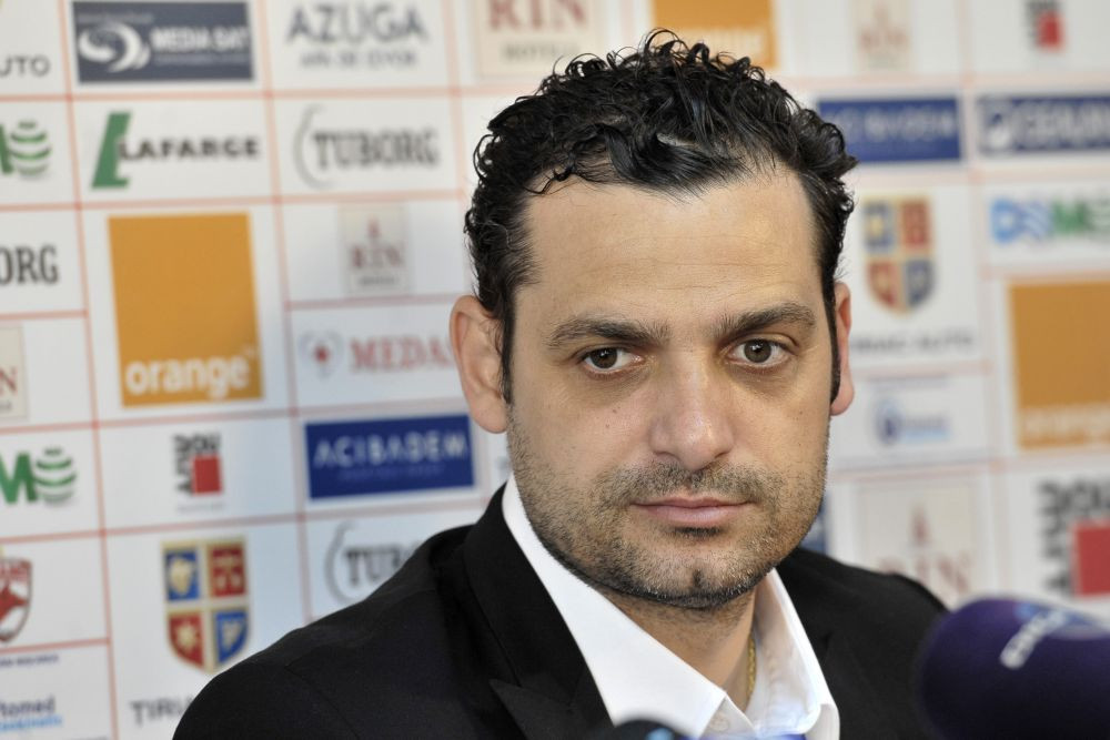 Nici n-a venit bine si TEJA l-au dat afara | Petrolul a renuntat la fostul antrenor de la U Cluj si Dinamo, Selymes merge pe Ilie Oana