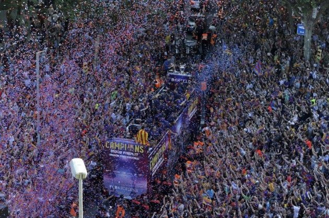 VIDEO Peste 100.000 de oameni au iesit in strada pentru Barcelona! Festivitate GRANDIOASA pentru trofeul 5 in Champions League! _3