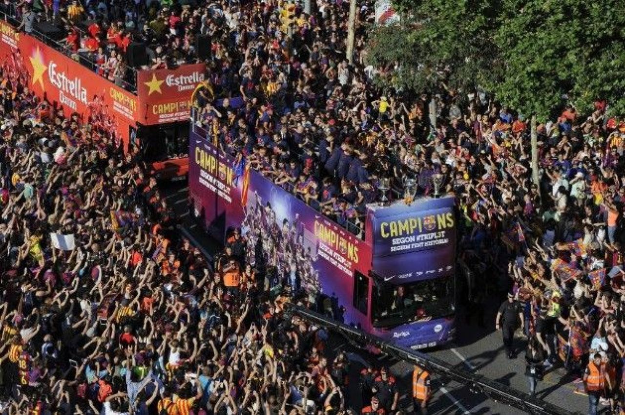 VIDEO Peste 100.000 de oameni au iesit in strada pentru Barcelona! Festivitate GRANDIOASA pentru trofeul 5 in Champions League! _4