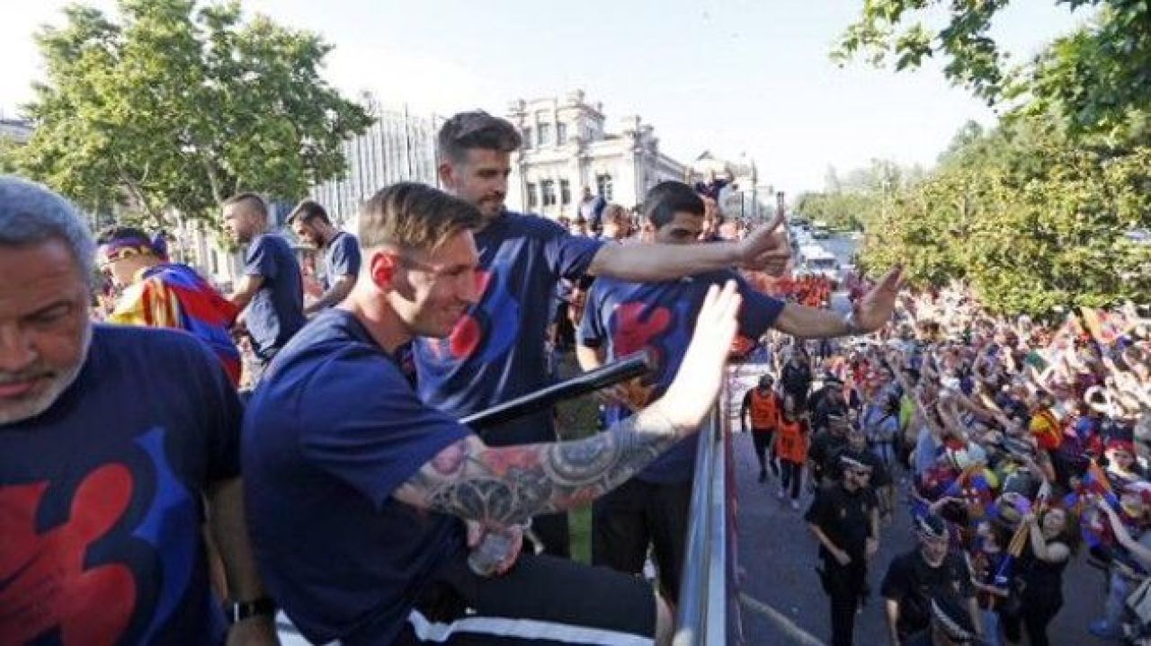 VIDEO Peste 100.000 de oameni au iesit in strada pentru Barcelona! Festivitate GRANDIOASA pentru trofeul 5 in Champions League! _5