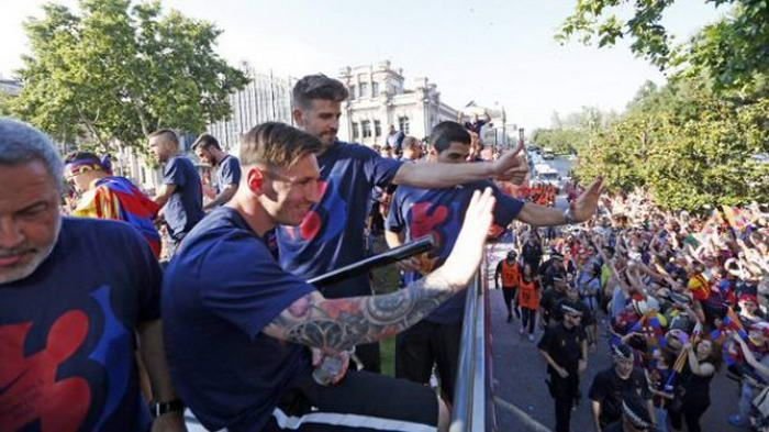 VIDEO Peste 100.000 de oameni au iesit in strada pentru Barcelona! Festivitate GRANDIOASA pentru trofeul 5 in Champions League! _9
