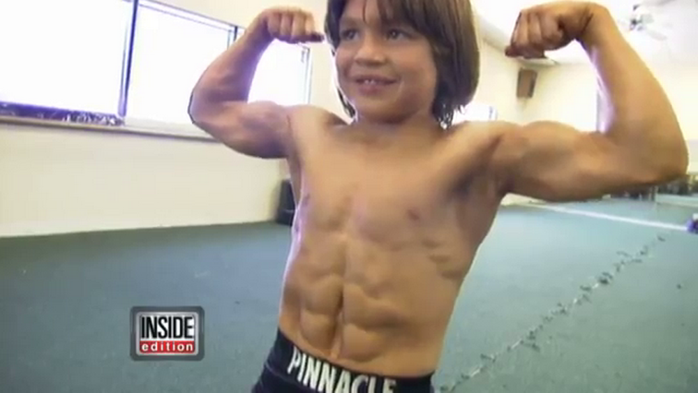 Acum cativa ani era poreclit Micul Hercule si era plin de muschi! E INCREDIBIL cum a ajuns sa arate acest pusti! VIDEO