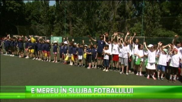 In slujba fotbalului | Alexandru Tudor, arbitru pentru copiii de la o scoala teologica: VIDEO
