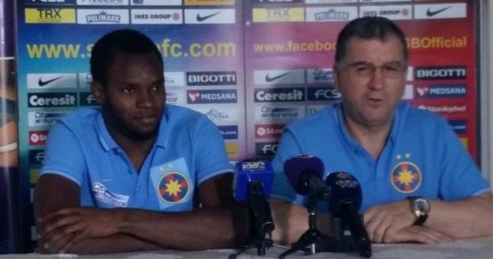 Moment senzational la prezentarea oficiala a lui Alcenat la Steaua! Argaseala trebuia sa fie translatorul sau: Ce s-a intamplat :)