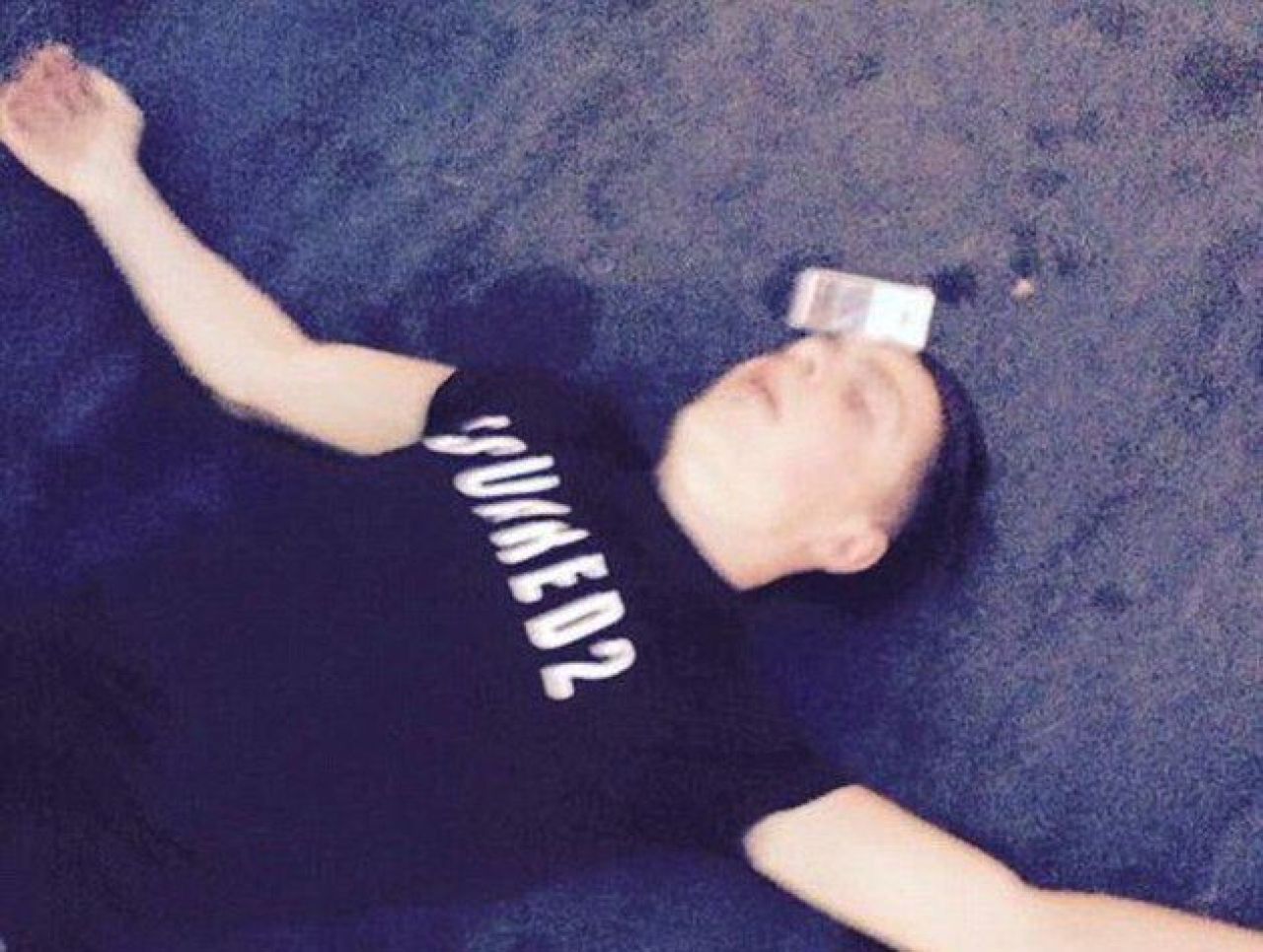 FOTO INCREDIBIL | Noul pusti minune din Premier League, aproape de coma alcoolica in vacanta: a adormit in mijlocul drumului_1