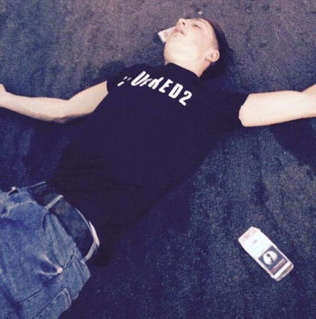FOTO INCREDIBIL | Noul pusti minune din Premier League, aproape de coma alcoolica in vacanta: a adormit in mijlocul drumului_2