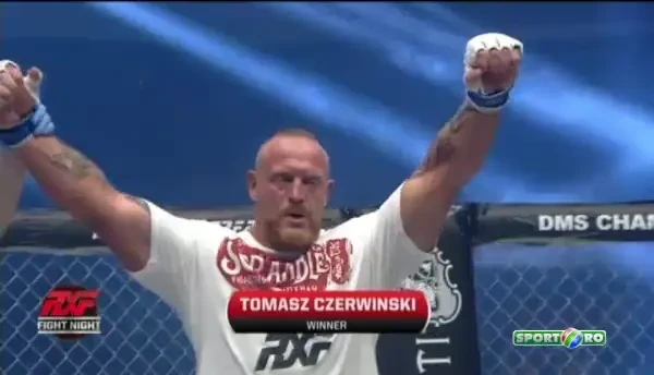 Tolea si-a dat tricoul jos si a vrut sa intre in ring! Polonezul Czerwinski l-a provocat in SUPER gala din cusca de la Cluj