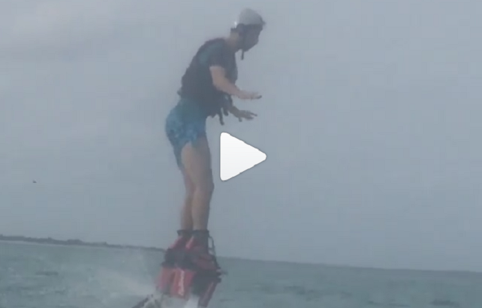 VIDEO: Un extraterestru a decolat azi spre galaxia lui :) Ce jucator de la Barcelona s-a apucat de flyboard, noua distractie a bogatilor