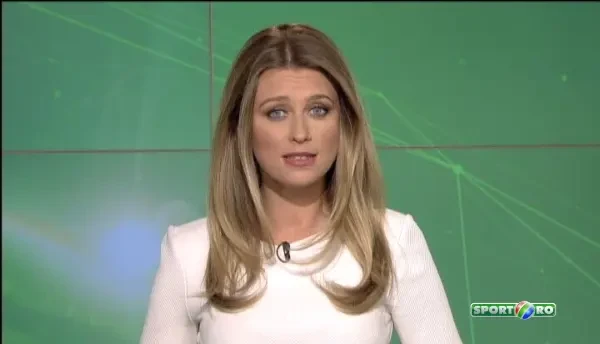 Un caine ii face concurenta lui Hamilton :) Conduce masinute teleghidate printre obstacole