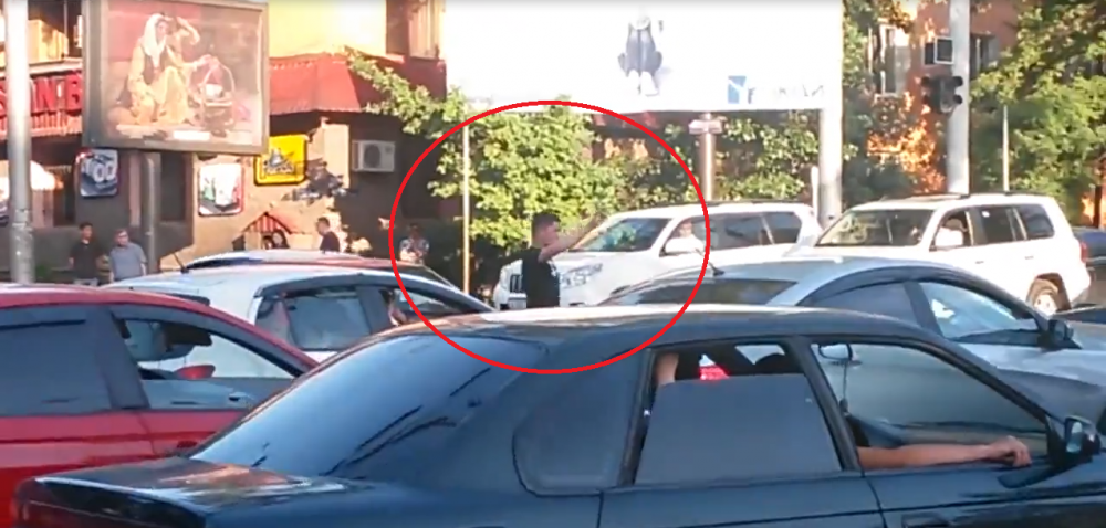 S-a dat jos din masina cand a vazut ca nu merg semafoarele. Ce a facut acest barbat in mijlocul intersectiei este incredibil VIDEO