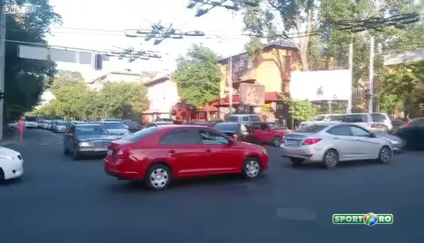 S-a dat jos din masina cand a vazut ca nu merg semafoarele. Ce a facut acest barbat in mijlocul intersectiei este incredibil VIDEO