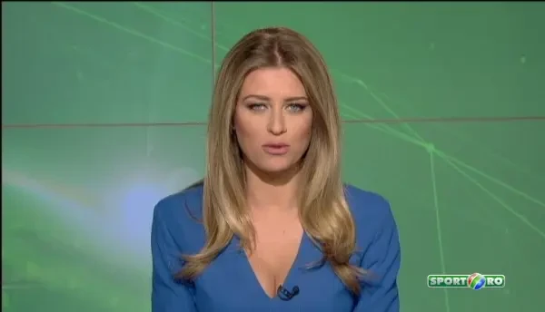 VIDEO | Unul dintre cei mai spectaculosi piloti din lume si-a urcat fetita de doar 4 ani in avion si a dat-o de zeci de ori peste cap. N-o sa ghiciti ce reactie a avut fetita :)