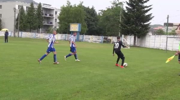 Dribling fantastic reusit de Ianis, chiar sub ochii lui Hagi! A facut pirueta lui ZIDANE si a umilit 2 adversari! SUPER VIDEO