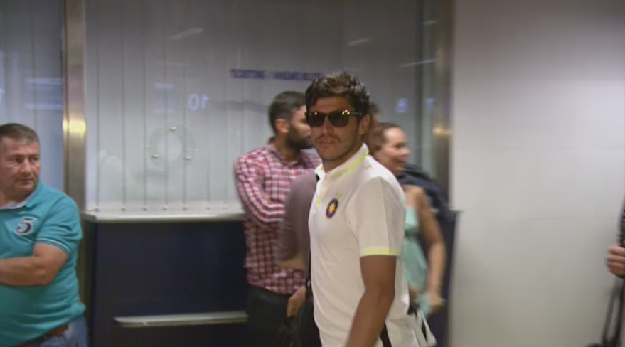 Aparitia diminetii pe Aeroportul Otopeni: Tanase, cu ochelari de soare chiar si la imbarcari! Cum arata cand i-a dat jos :) FOTO