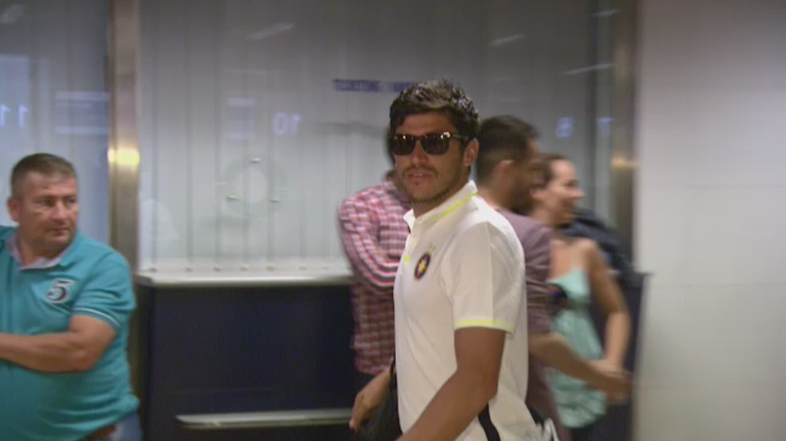 Aparitia diminetii pe Aeroportul Otopeni: Tanase, cu ochelari de soare chiar si la imbarcari! Cum arata cand i-a dat jos :) FOTO_2