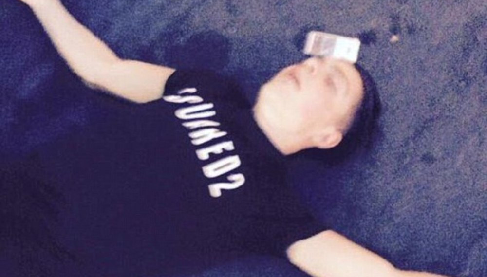 Noi imagini incredibile cu un jucator de Premier League, dupa ce a fost fotografiat lesinat de beat pe jos! Cum l-au prins acum