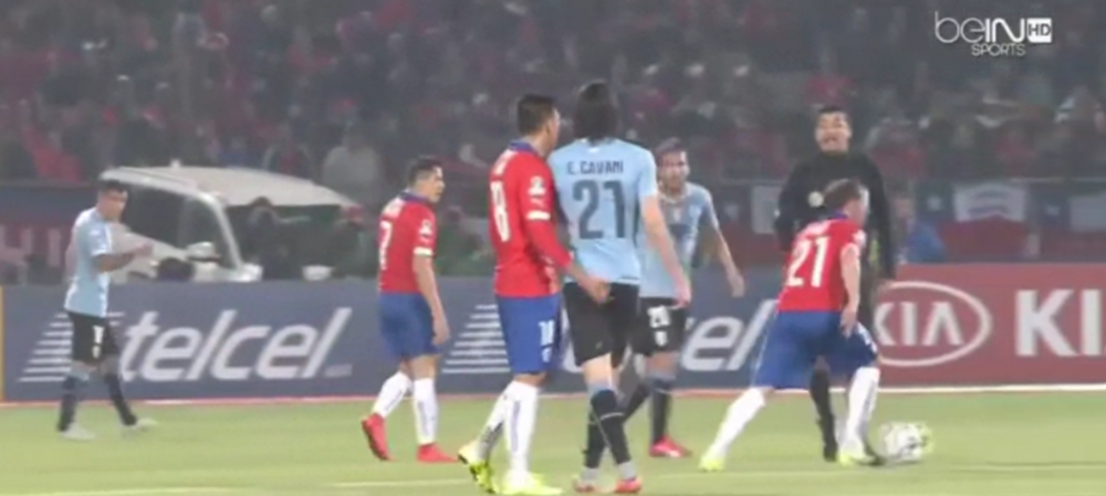 Moment HORROR pentru Cavani in meciul cu Chile. Adversarul a facut un gest SCANDALOS, Cavani a fost ELIMINAT. VIDEO