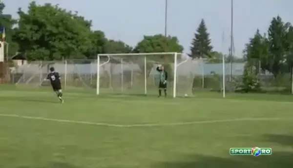 Moment EPIC la un meci din Romania. Ce se intampla cand vrea sa bata penalty. "Hai, lasa asa, bate odata!" VIDEO GENIAL