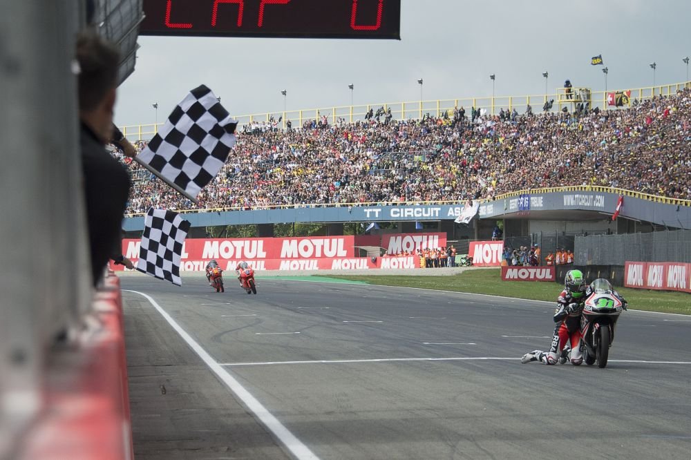 Imaginea anului in motosport! Primul pilot care a terminat CURSA IN GENUNCHI la o viteza nebuna! FOTO fantastic