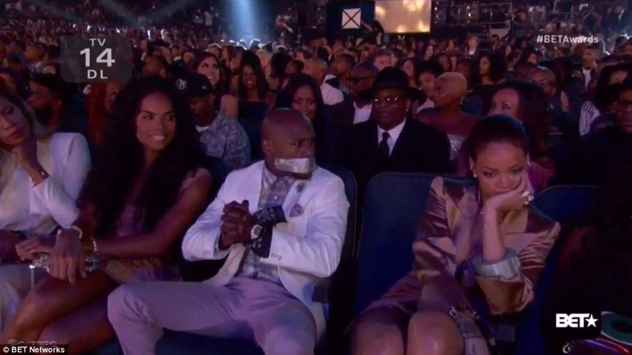 Singurul mod in care a putut sa-l faca sa TACA DIN GURA :) Ce i-a facut Rihanna lui Mayweather in fata tuturor. FOTO_1